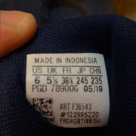 ADIDAS BIG BOY/GIRL size 6 Fits Me Big I’m 7.5/8. - Picture 5 of 5